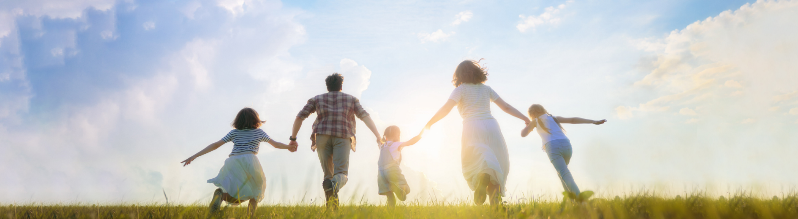 ともにつくる、つぎをつくる。~いつでもどこでもお客様とともに~ 東芝テックグループは、長いイノベーションの道のりを歩んできました。これからも、お客様とともに、社会とともに、パートナーとともに、仲間とともに、よりよい未来をつくり出してまいります。