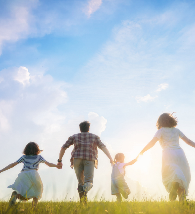 ともにつくる、つぎをつくる。~いつでもどこでもお客様とともに~ 東芝テックグループは、長いイノベーションの道のりを歩んできました。これからも、お客様とともに、社会とともに、パートナーとともに、仲間とともに、よりよい未来をつくり出してまいります。